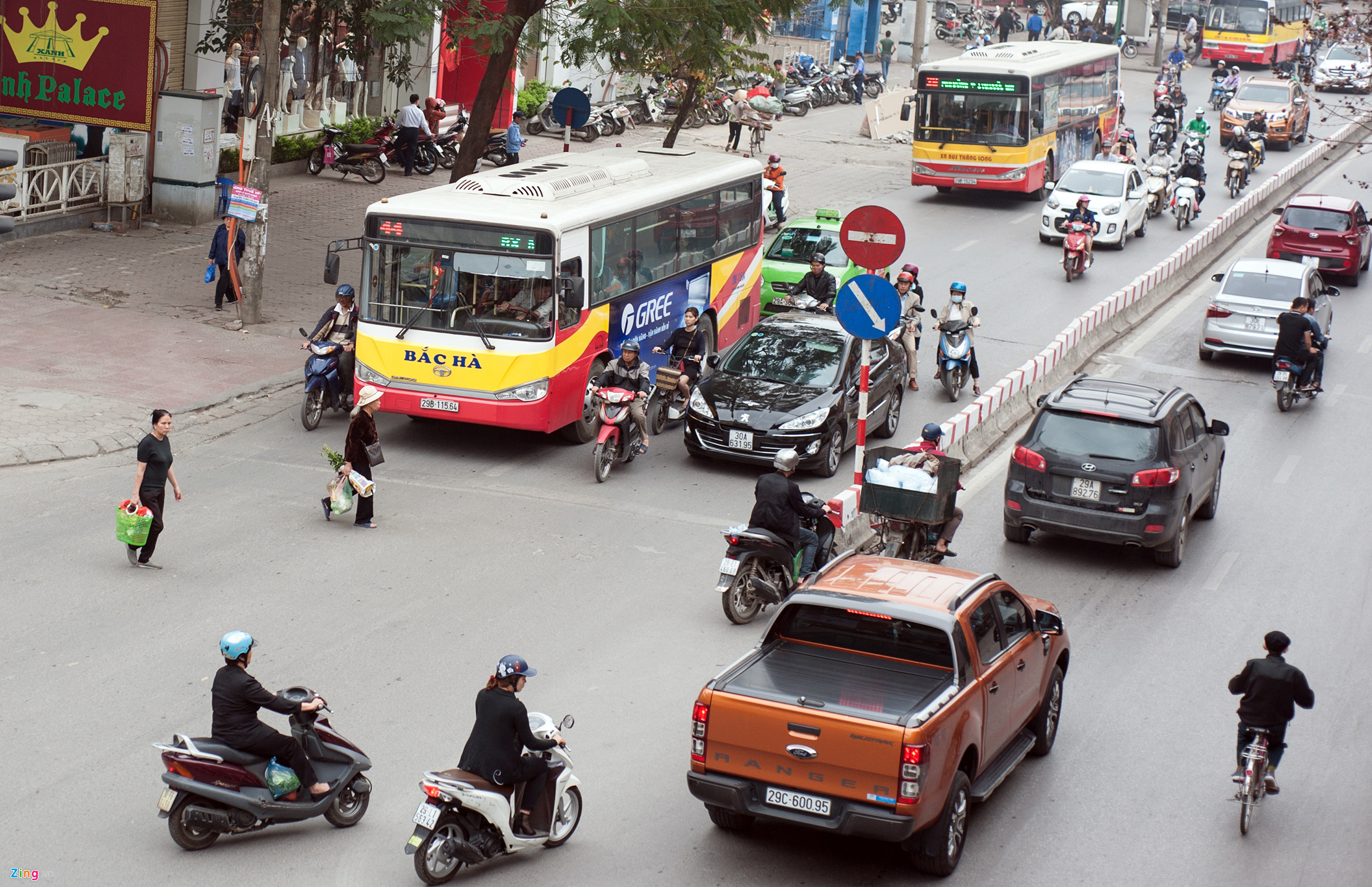 CSGT xử phạt, người đi bộ vẫn vi phạm luật tràn lan